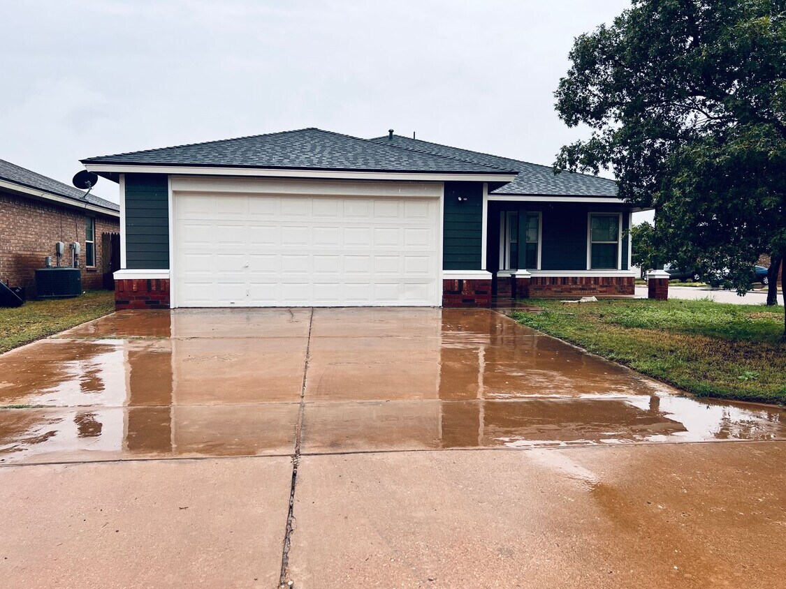 3 bed 2 bath 2 car garage now available in... House Rental in Lubbock, TX