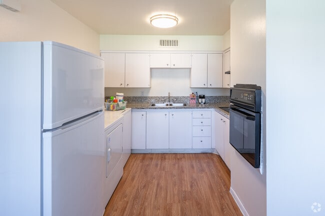 2 habitaciones, 1 baño - 950 pies cuadrados - Cocina - Park Arms Apartments