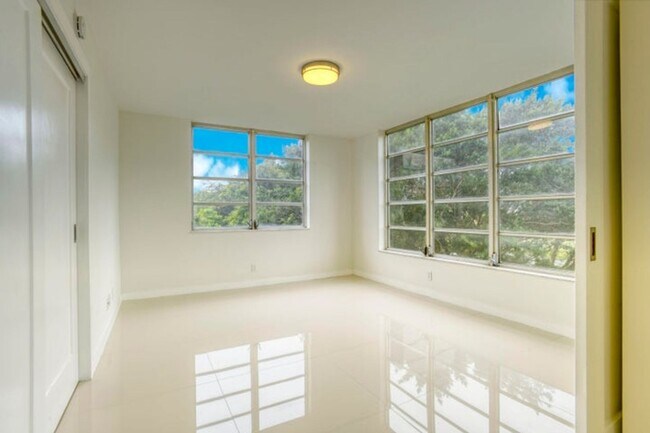 Building Photo - 535 Oaks Dr