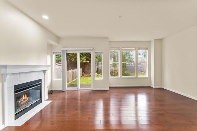 Building Photo - Stunning 4 bedroom near Bellevue college!