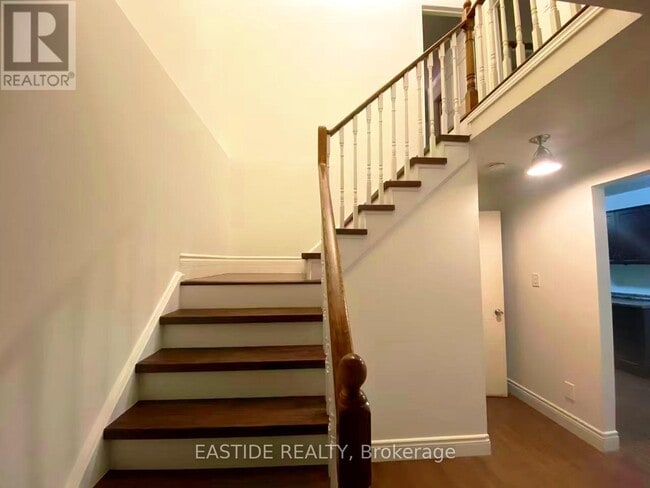 Building Photo - 1540 Norwill Crescent