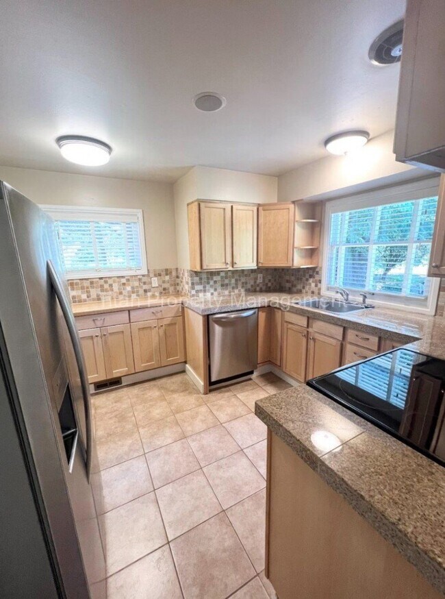 Building Photo - Charming 3-Bedroom Home with Granite Count...