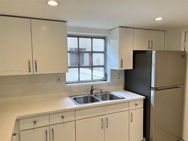Building Photo - 10901 N Kendall Dr