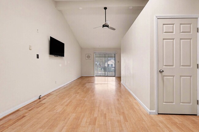 Building Photo - Room in Duplex on Spring St