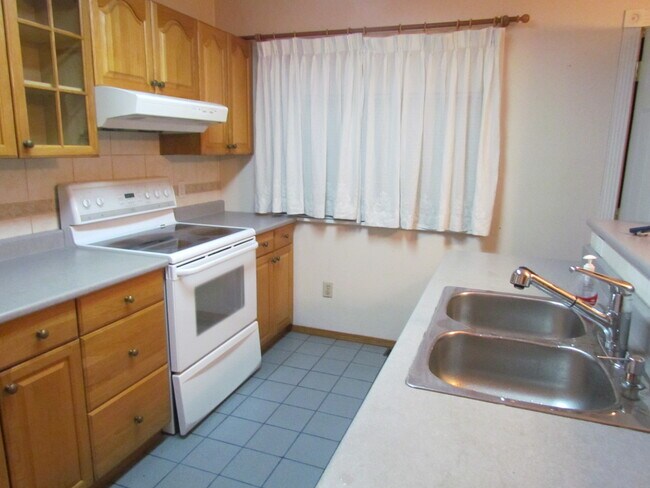 Building Photo - 5549 Nelson Av