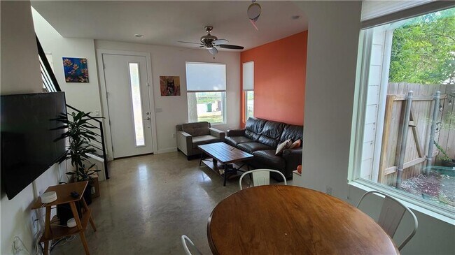 Foto del edificio - 5604 Grover Ave