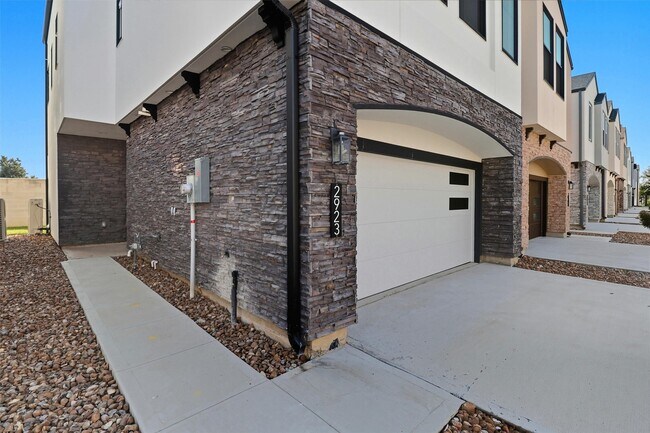 Building Photo - 2923 El Fenice Ln