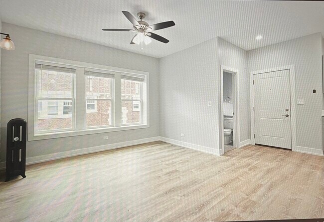 Building Photo - 1051 W Glenlake Ave