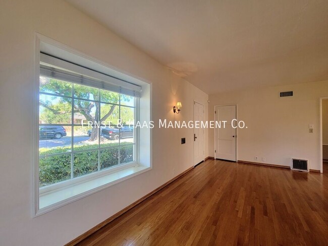 Building Photo - Beautiful Bixby Knolls 2 Bedroom Home with...