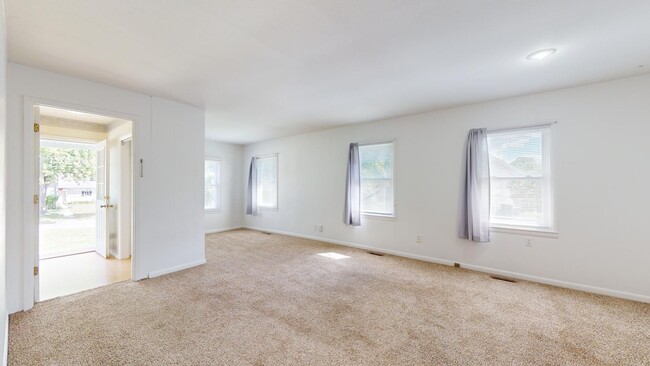 Building Photo - AVAILABLE NOW! 2 Bedroom House w/2 Car Gar...