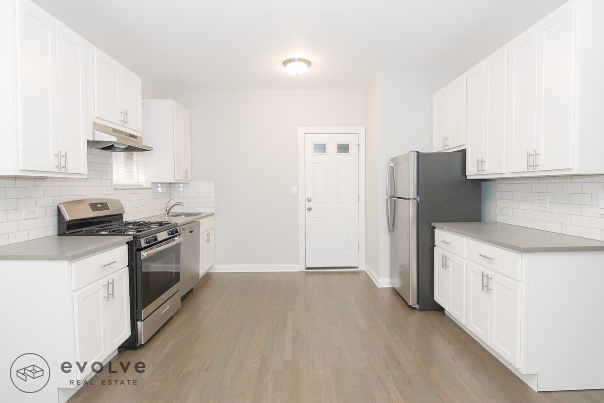 430 W Surf St, Chicago, IL 60657 Rentals in Chicago at 430 W Surf St