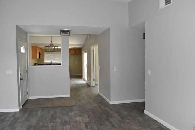 Building Photo - Tastefully updated home close to shopping and remodeled elementary school!