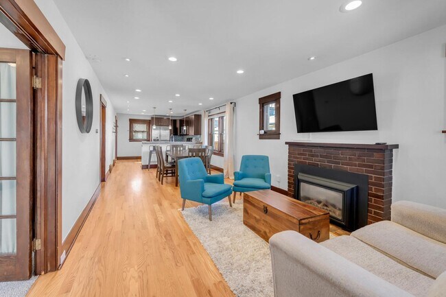 Building Photo - Two Bedroom Craftsman's Bungalow in Highla...