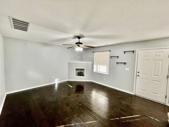 Building Photo - Adorable 3 Bedroom / 2.5 Bathroom in Grain...