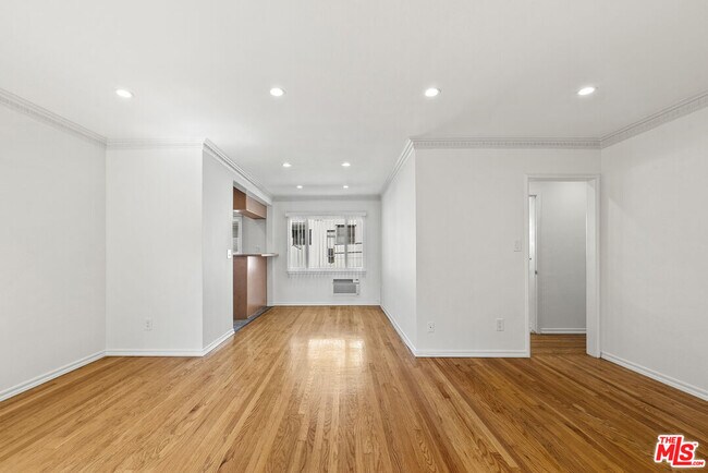 Foto del edificio - 1235 N Harper Ave
