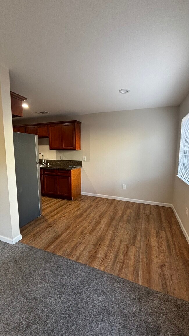 Foto del edificio - 1352 Drake Dr