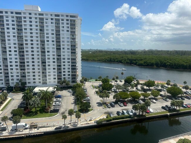 Foto del edificio - 400 Kings Point Dr