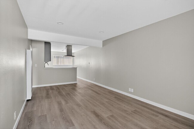 Foto del edificio - 10442 Lampson Ave