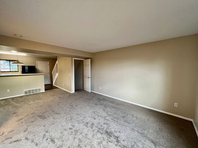 Building Photo - Charming 3 Bedroom Townhome w/ Basement