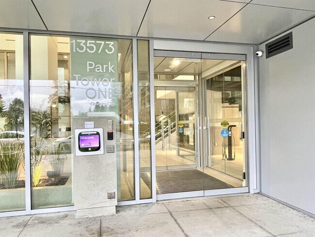 Photo du bâtiment - 13573-1398A 98a Ave