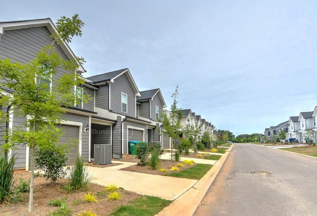 Building Photo - Beautiful 3BD/2.5BTH Townhouse with Commun...