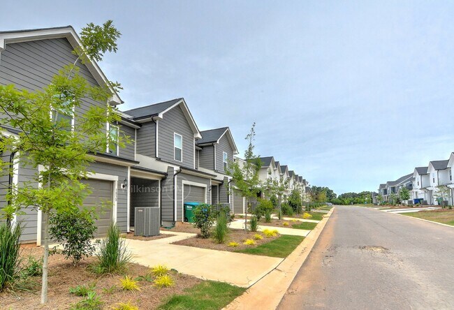 Photo - Beautiful 3BD/2.5BTH Townhouse with Commun...