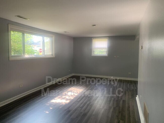 Building Photo - 548 Regent Rd