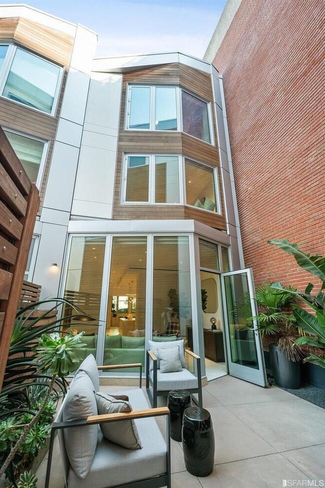 Building Photo - 2471 Clay St