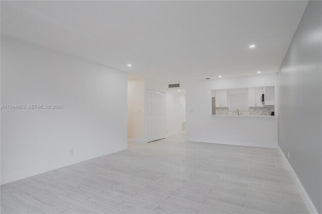 Building Photo - 2830 Riverside Dr