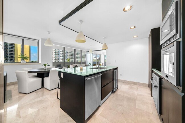 Foto del edificio - 5875 Collins Ave