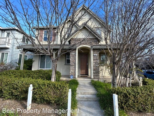 Building Photo - 4 br, 3 bath House - 141 McDermott Ave