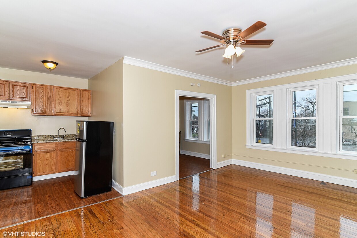 Foto principal - 7901 S Racine Ave