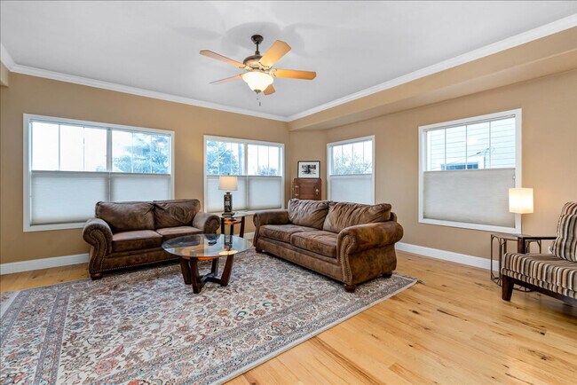 Building Photo - 1433 E Hays St