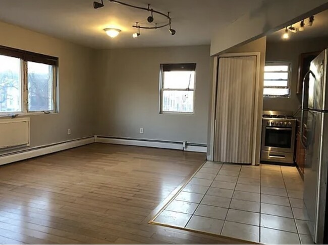 Building Photo - 1027 Halsey St