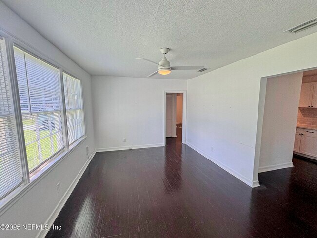 Foto del edificio - 1276 Menna St