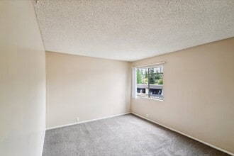 Building Photo - Crown Point Apartments