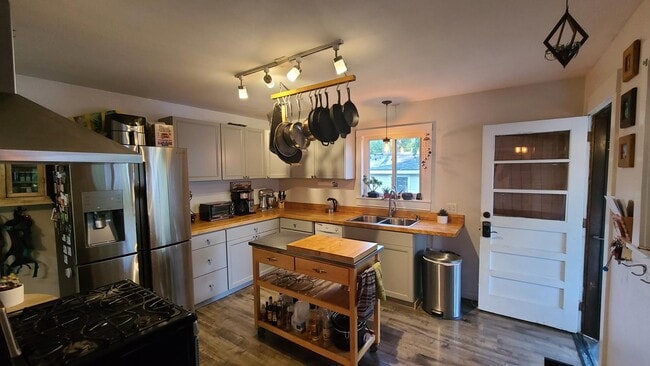 Photo - 811 N El Paso St House