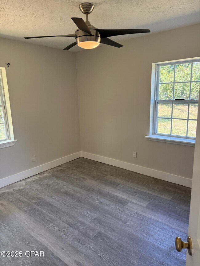 Building Photo - 1305 Flower Dr