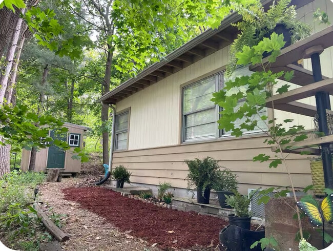Building Photo - Woodland Home 3 blocks to Lake Michigan