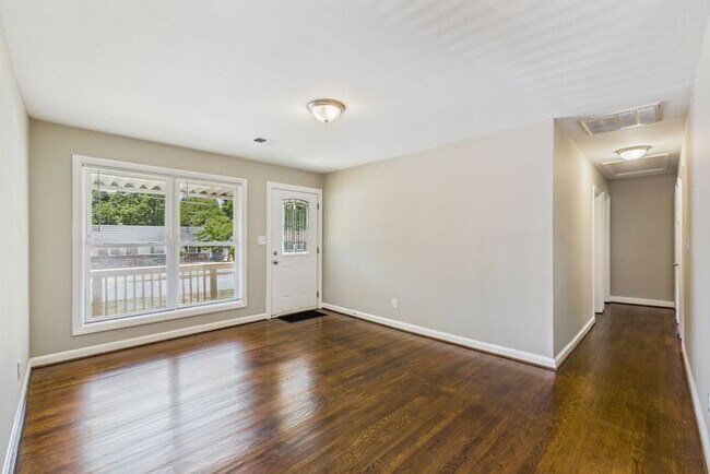 Foto del edificio - Adorable Updated home off of Merritt and S...