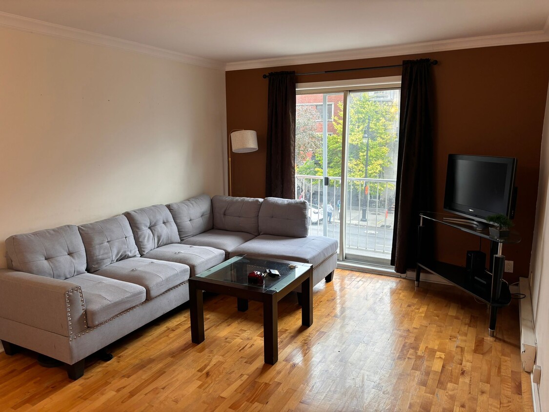 Primary Photo - 1062 Rue Berri