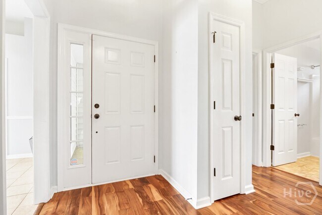 Foto del edificio - 120 Oak Ridge Cir