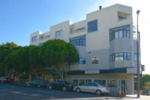 Puntuada de 2 niveles en esquina - 2185 Bush St