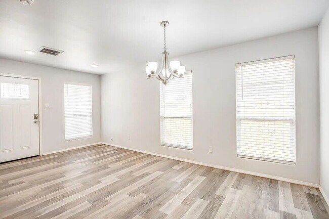 Foto del edificio - Spacious 3-Bedroom Duplex with Open Living Areas!