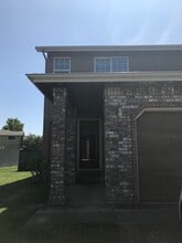 Building Photo - 701 N Cloverleaf Loop