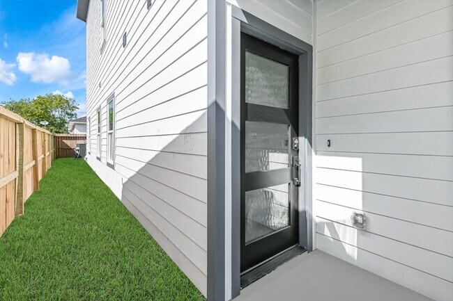 Foto del edificio - 3547 Dreyfus St