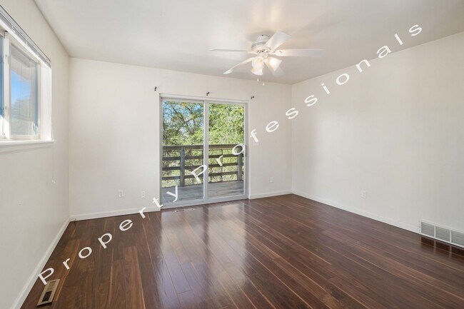 Building Photo - McCarron Ct Duplex