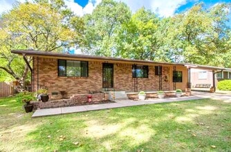 Building Photo - 400 Oak Ln