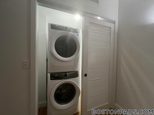 Building Photo - 83 Gardner St