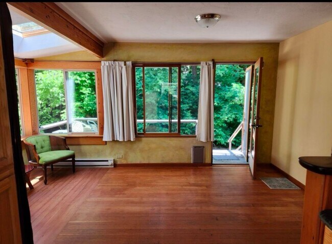 Foto del edificio - Renovated In-Town Home with Creek & Garage